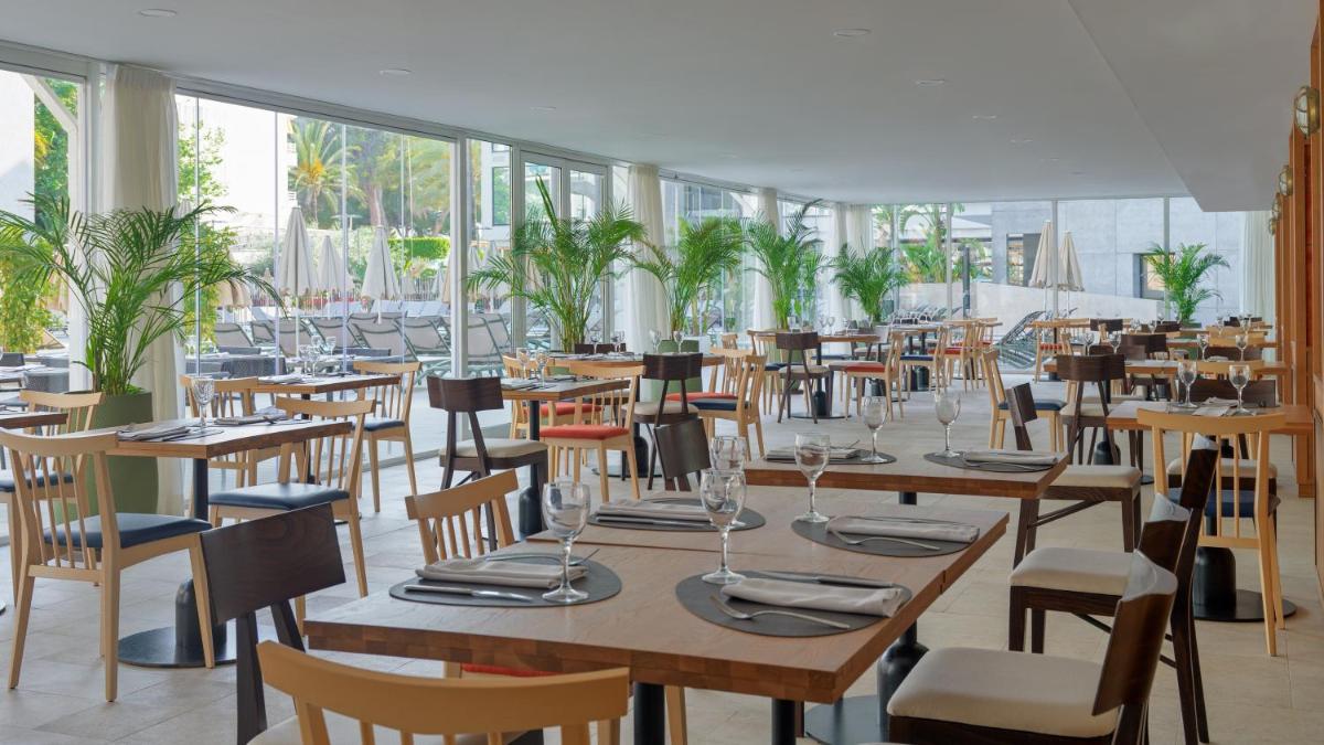 Un restaurante o sitio para comer en H10 Casa del Mar