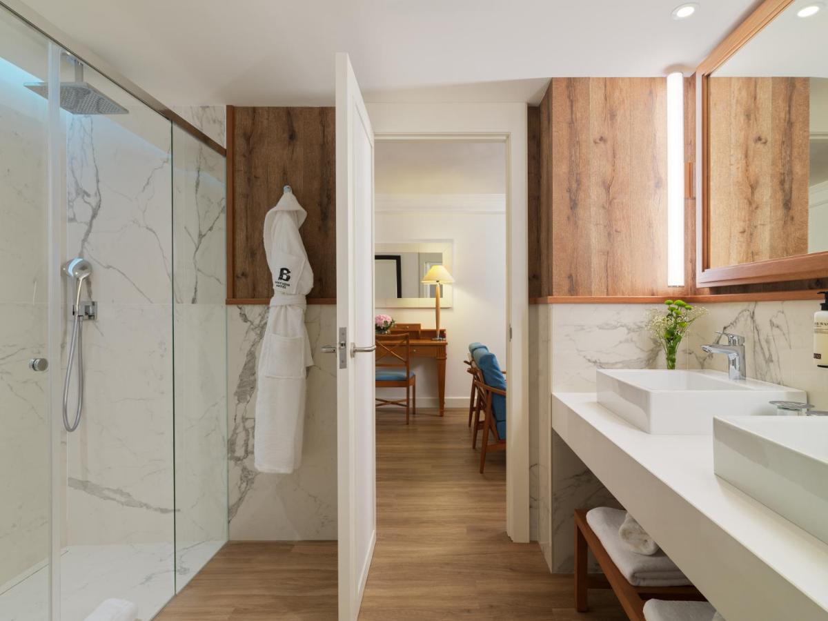 un baño con ducha y lavabo en Boutique Hotel H10 Blue Mar - Adults Only, en Camp de Mar