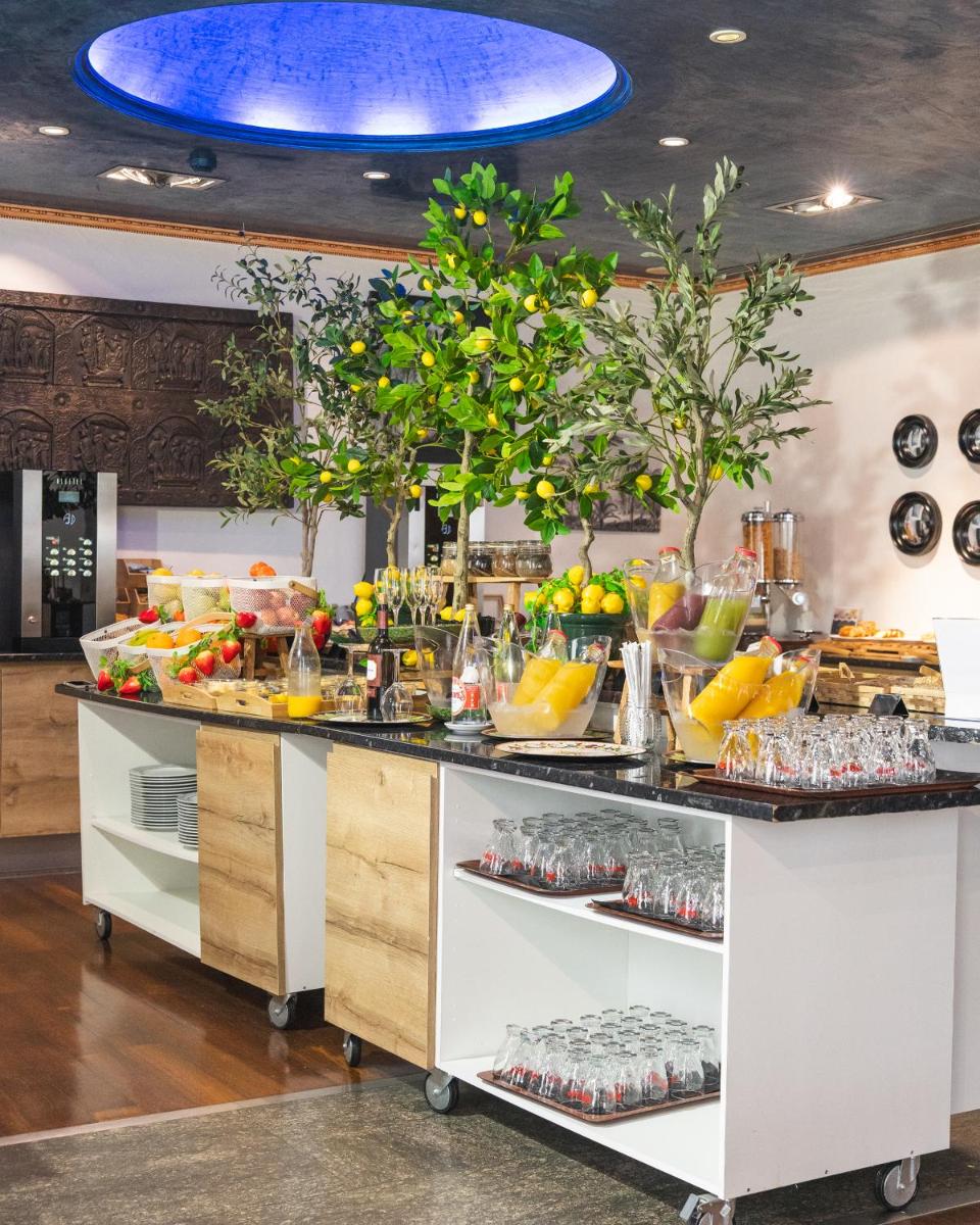 Una línea de buffet con frutas y verduras en exhibición. en Hotel Milagros Golf, en Mogro