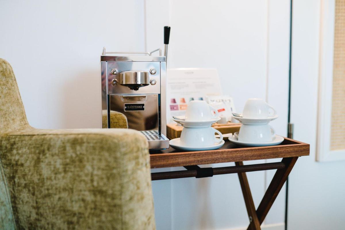 Kaffee-/Teezubehör in der Unterkunft Louis Hotel Kaffee-/Teezubehör in der Unterkunft Louis Hotel