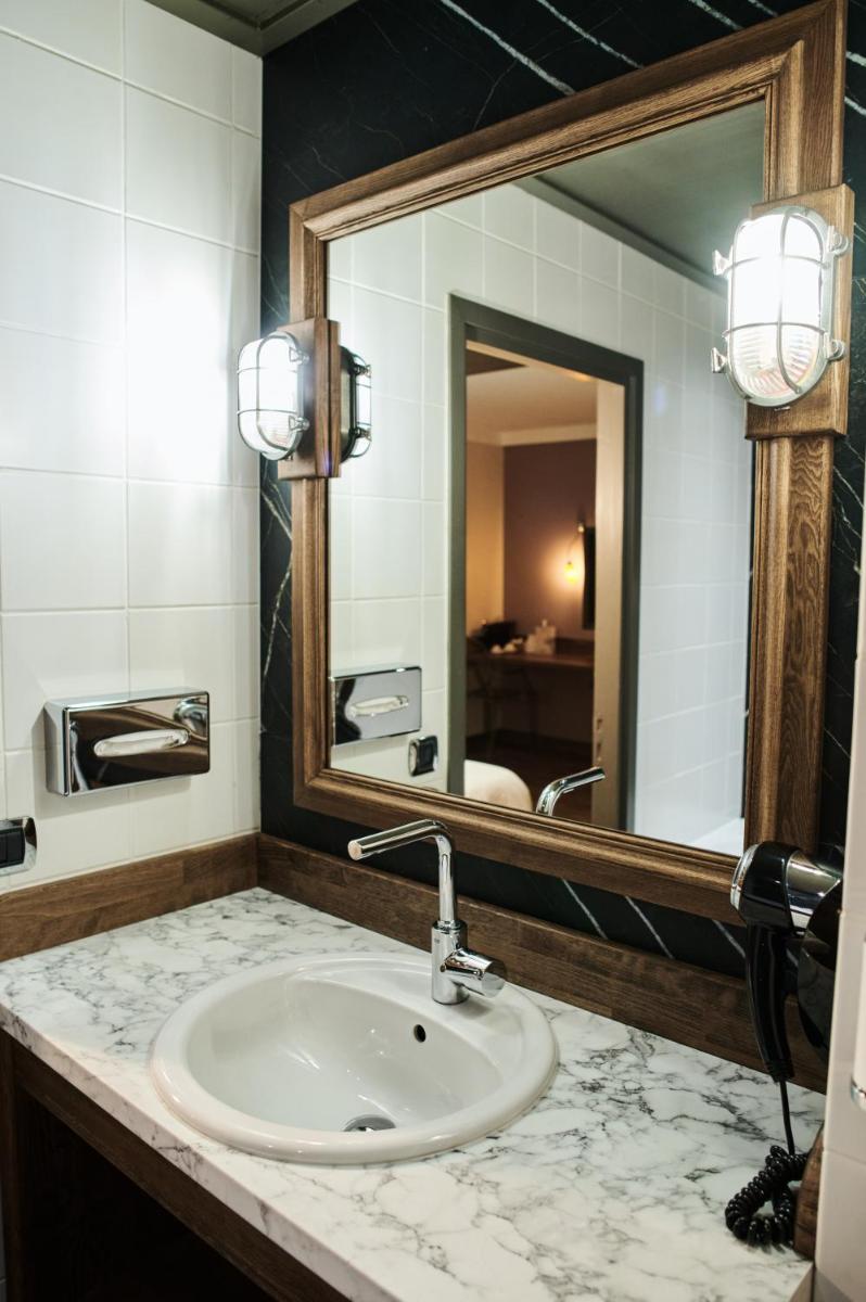 Salle de bains dans l'établissement La Maison Rouge