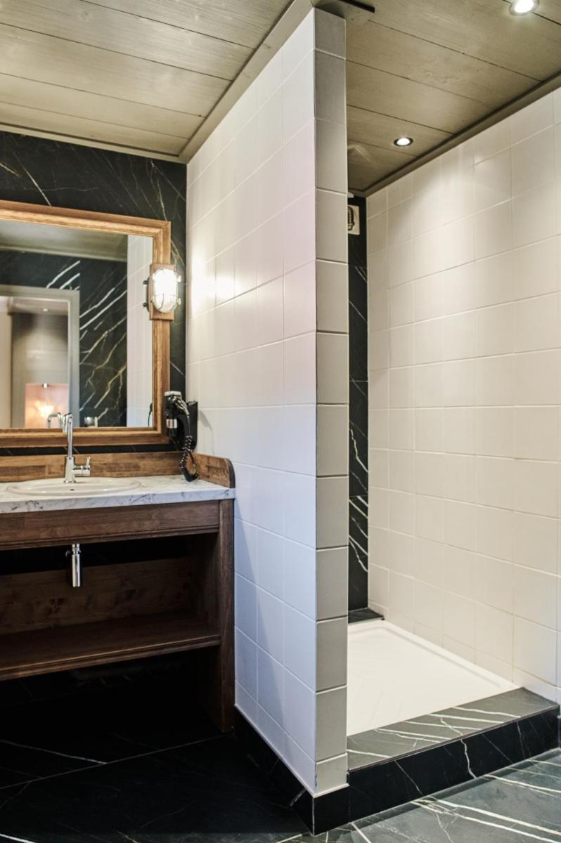 Salle de bains dans l'établissement La Maison Rouge