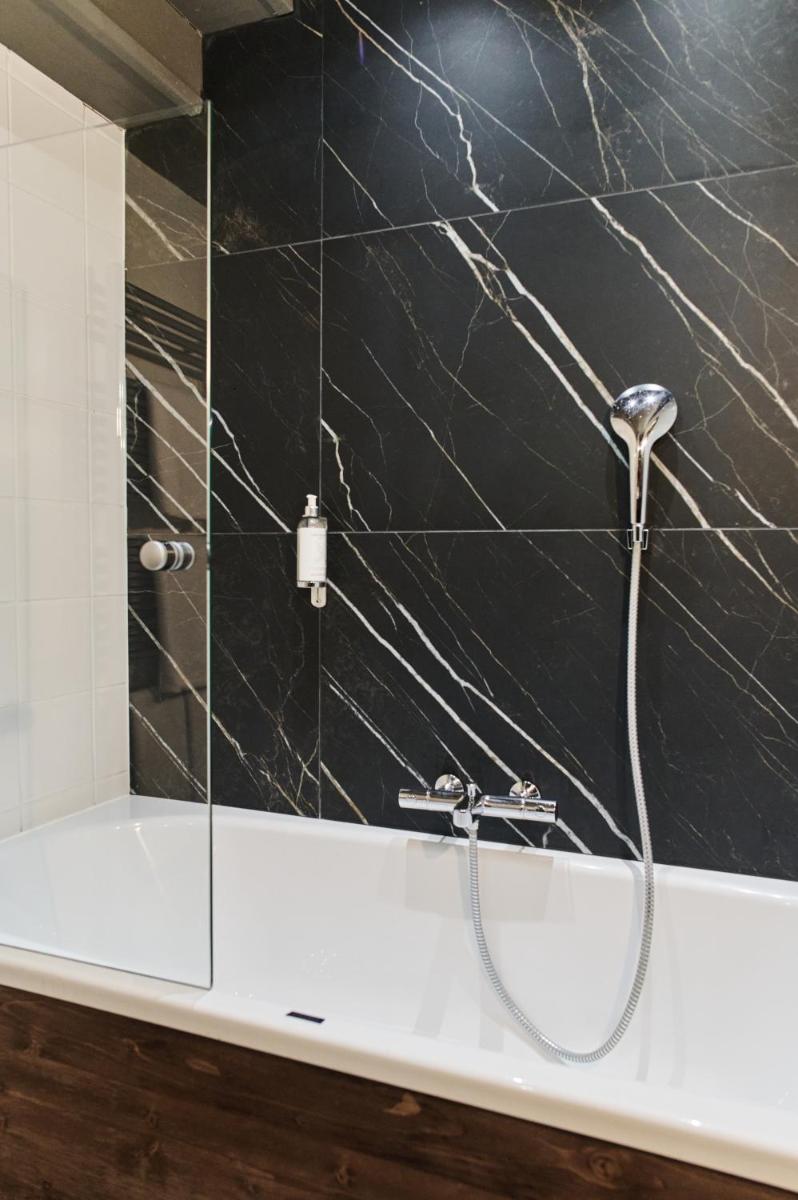 Salle de bains dans l'établissement La Maison Rouge