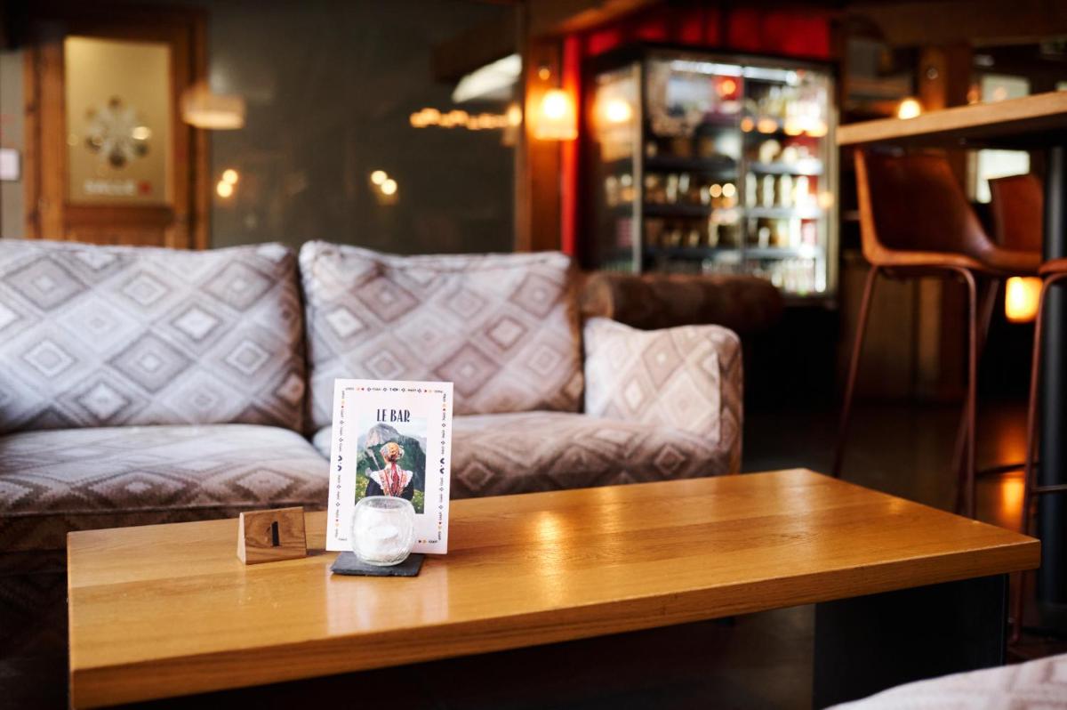 Coin salon dans l'établissement La Maison Rouge