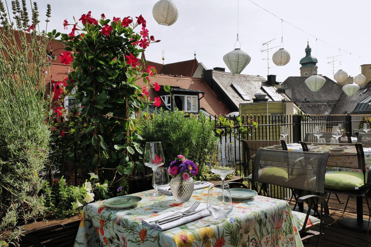 Ein Garten an der Unterkunft Louis Hotel Ein Garten an der Unterkunft Louis Hotel