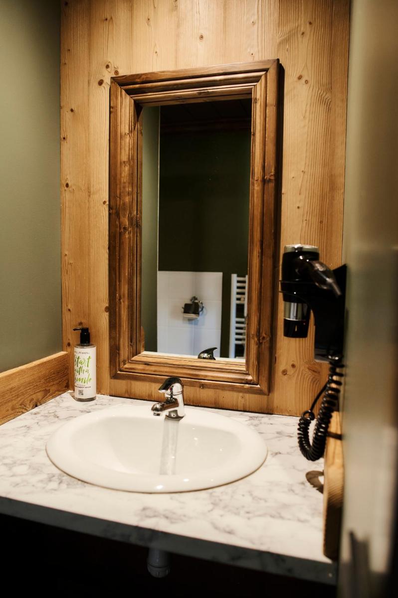Salle de bains dans l'établissement La Maison Rouge