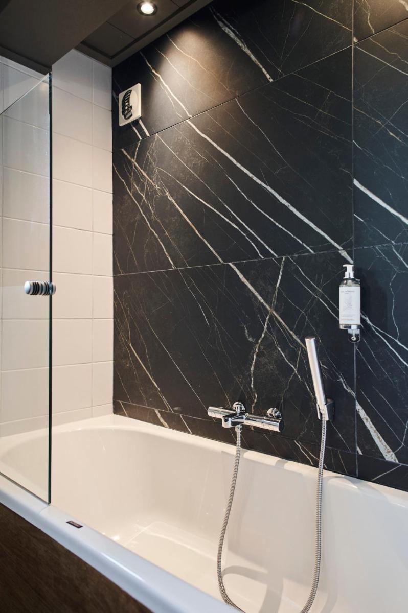 Salle de bains dans l'établissement La Maison Rouge