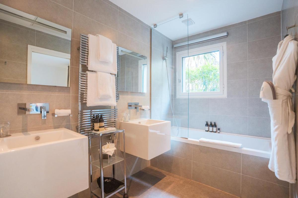 Salle de bains dans l'établissement Kube Saint-Tropez