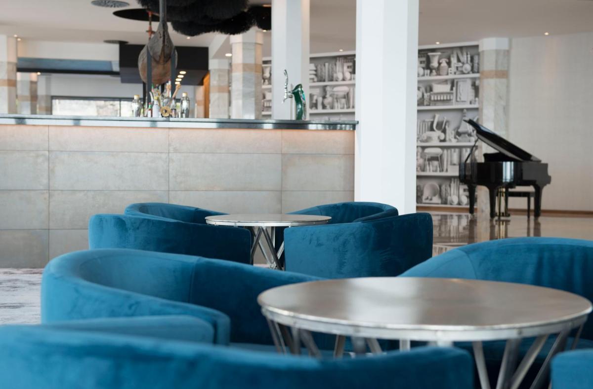 Uma área de estar em Hotel Baia Azul