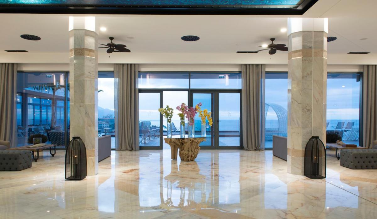 Uma área de estar em Hotel Baia Azul