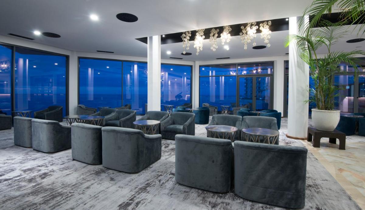 Uma área de estar em Hotel Baia Azul