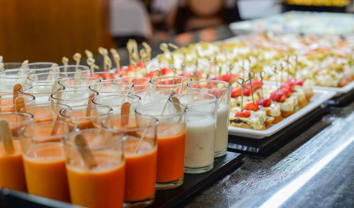Comida en o cerca de este hotel