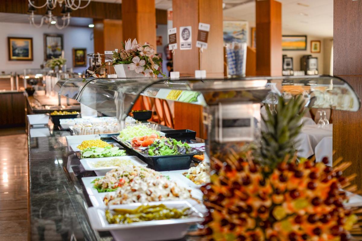 Comida en o cerca de este hotel
