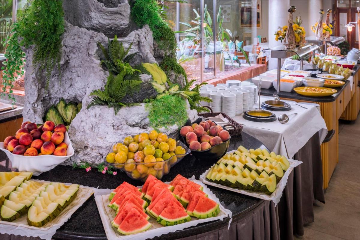Comida en o cerca de este hotel