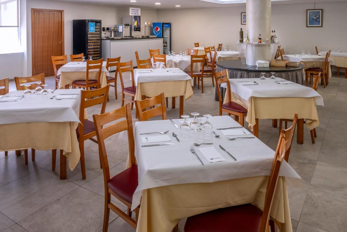 Un restaurante o sitio para comer en 4R Salou Park Resort I