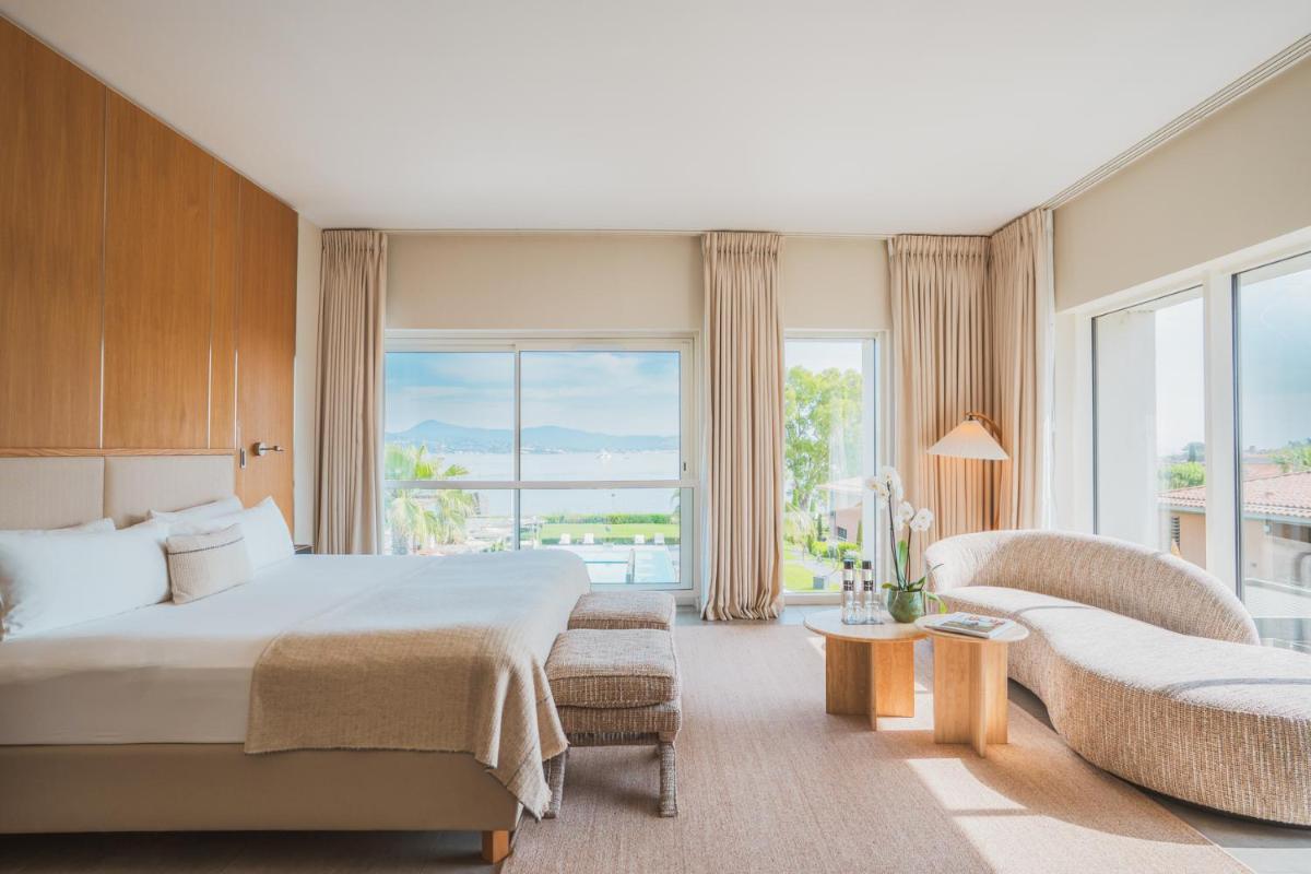 une chambre d'hôtel avec un lit et un canapé dans l'établissement Kube Saint-Tropez, à Saint-Tropez