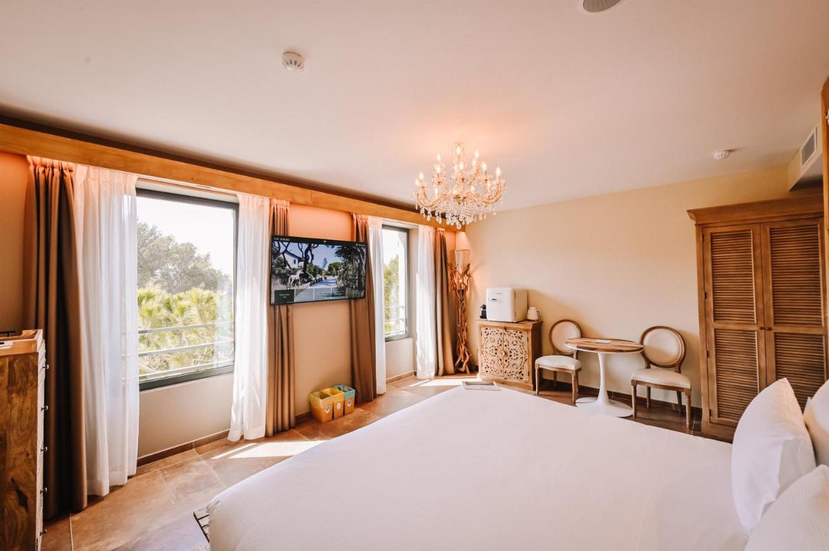Un ou plusieurs lits dans un hébergement de l'établissement Le Hameau Des Pesquiers Ecolodge & Spa, Curio Collection By Hilton