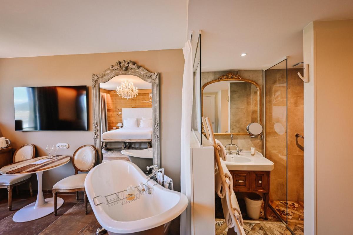 Salle de bains dans l'établissement Le Hameau Des Pesquiers Ecolodge & Spa, Curio Collection By Hilton