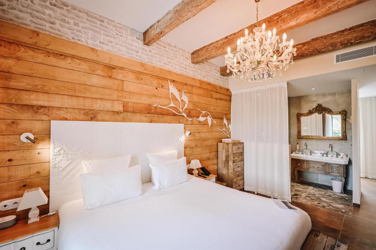 Un ou plusieurs lits dans un hébergement de l'établissement Le Hameau Des Pesquiers Ecolodge & Spa, Curio Collection By Hilton