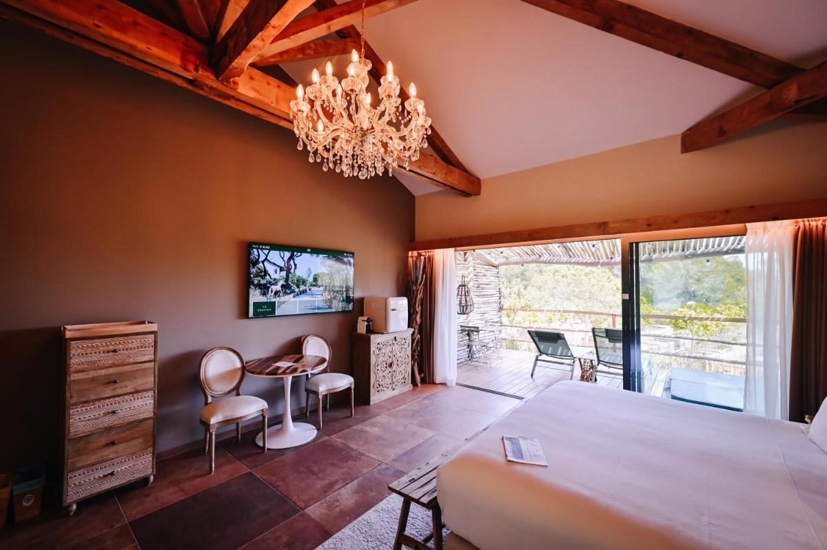 Coin salon dans l'établissement Le Hameau Des Pesquiers Ecolodge & Spa, Curio Collection By Hilton