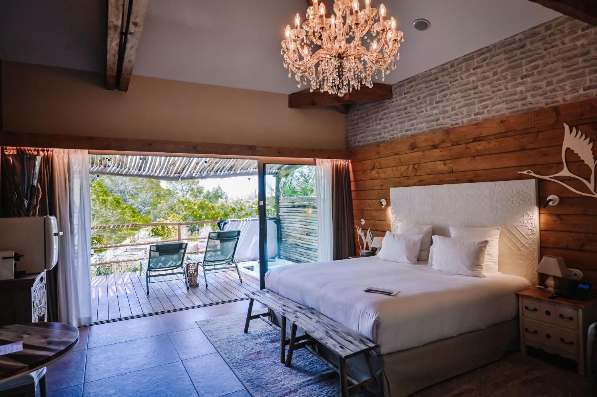 Un ou plusieurs lits dans un hébergement de l'établissement Le Hameau Des Pesquiers Ecolodge & Spa, Curio Collection By Hilton