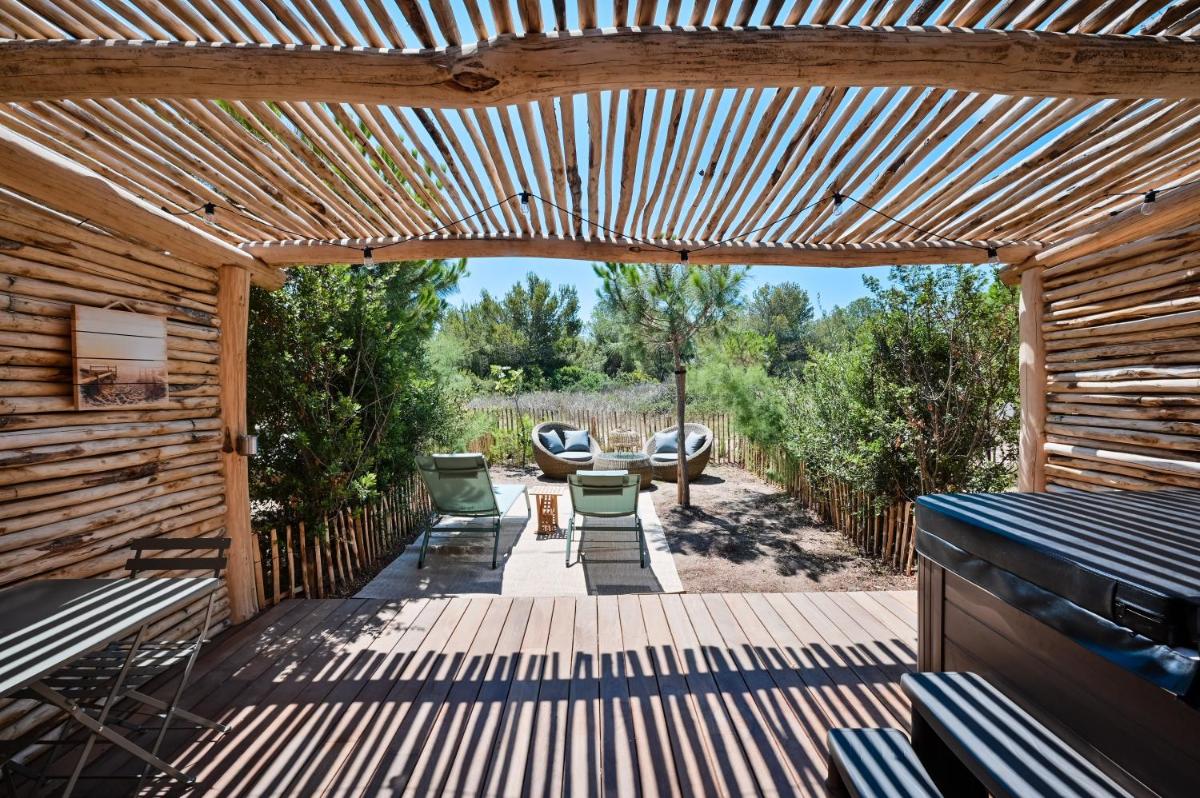 Jardin de l'établissement Le Hameau Des Pesquiers Ecolodge & Spa, Curio Collection By Hilton