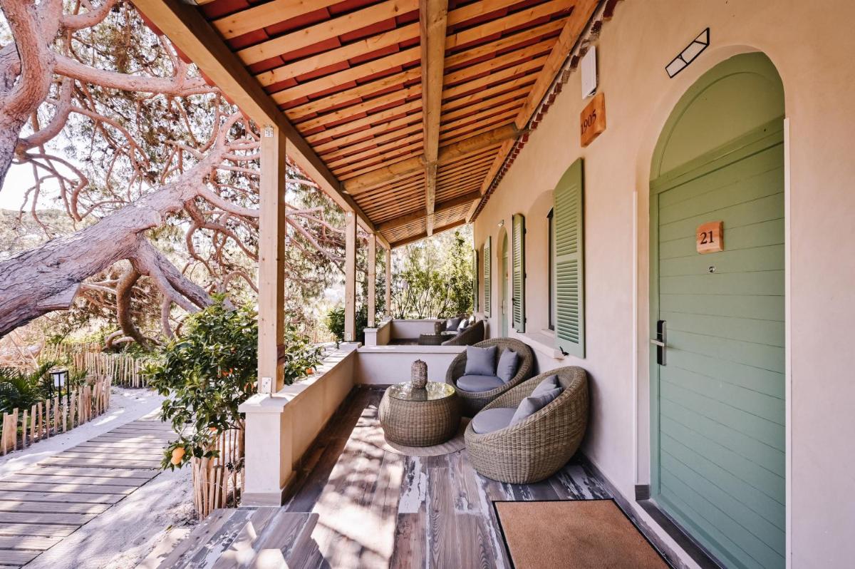 Coin salon dans l'établissement Le Hameau Des Pesquiers Ecolodge & Spa, Curio Collection By Hilton