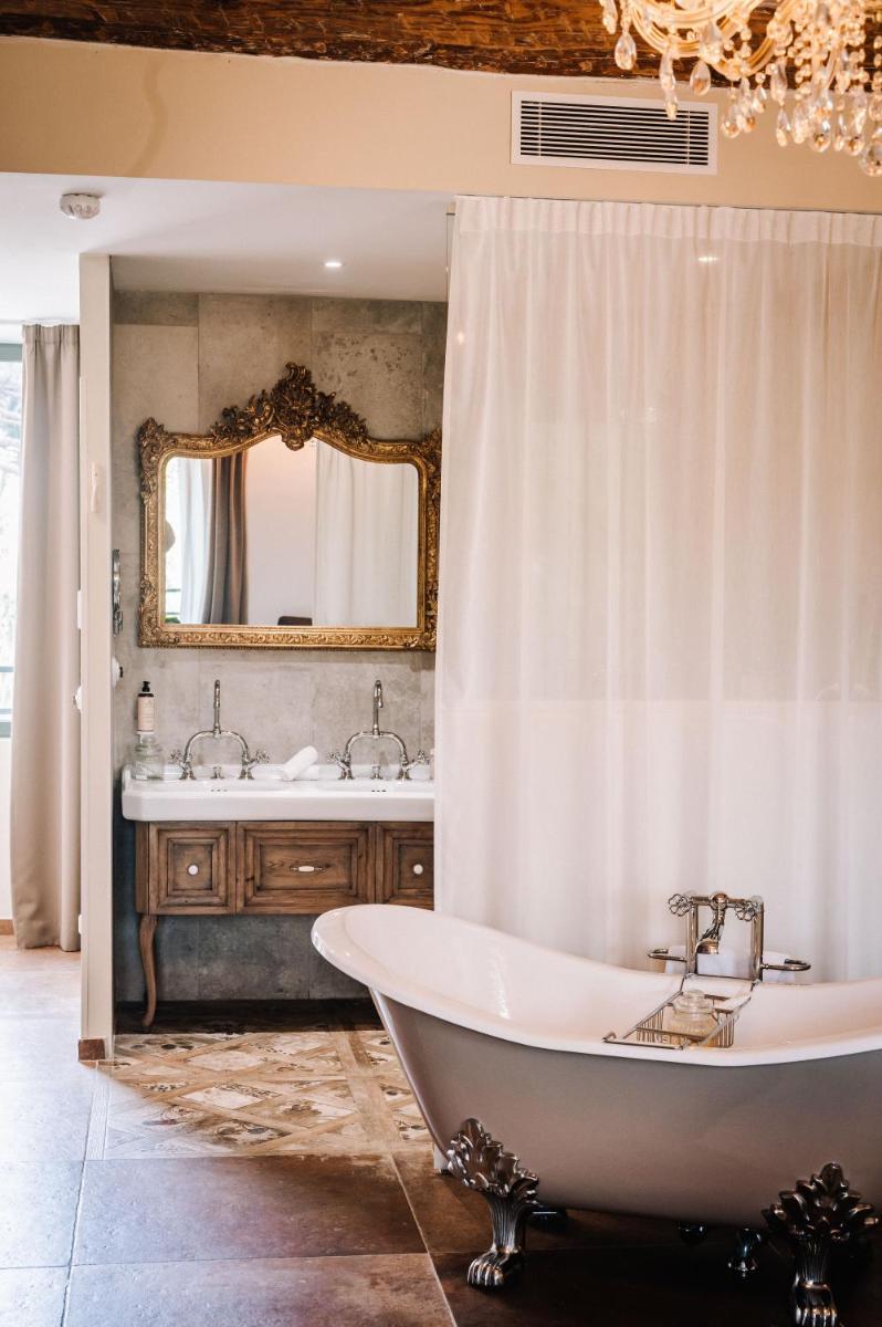 Salle de bains dans l'établissement Le Hameau Des Pesquiers Ecolodge & Spa, Curio Collection By Hilton