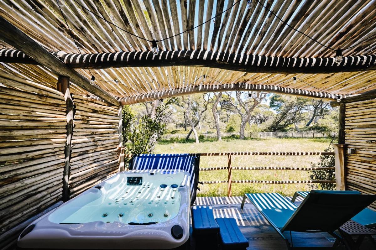 Photo de la galerie de l'établissement Le Hameau Des Pesquiers Ecolodge & Spa, Curio Collection By Hilton, à Hyères