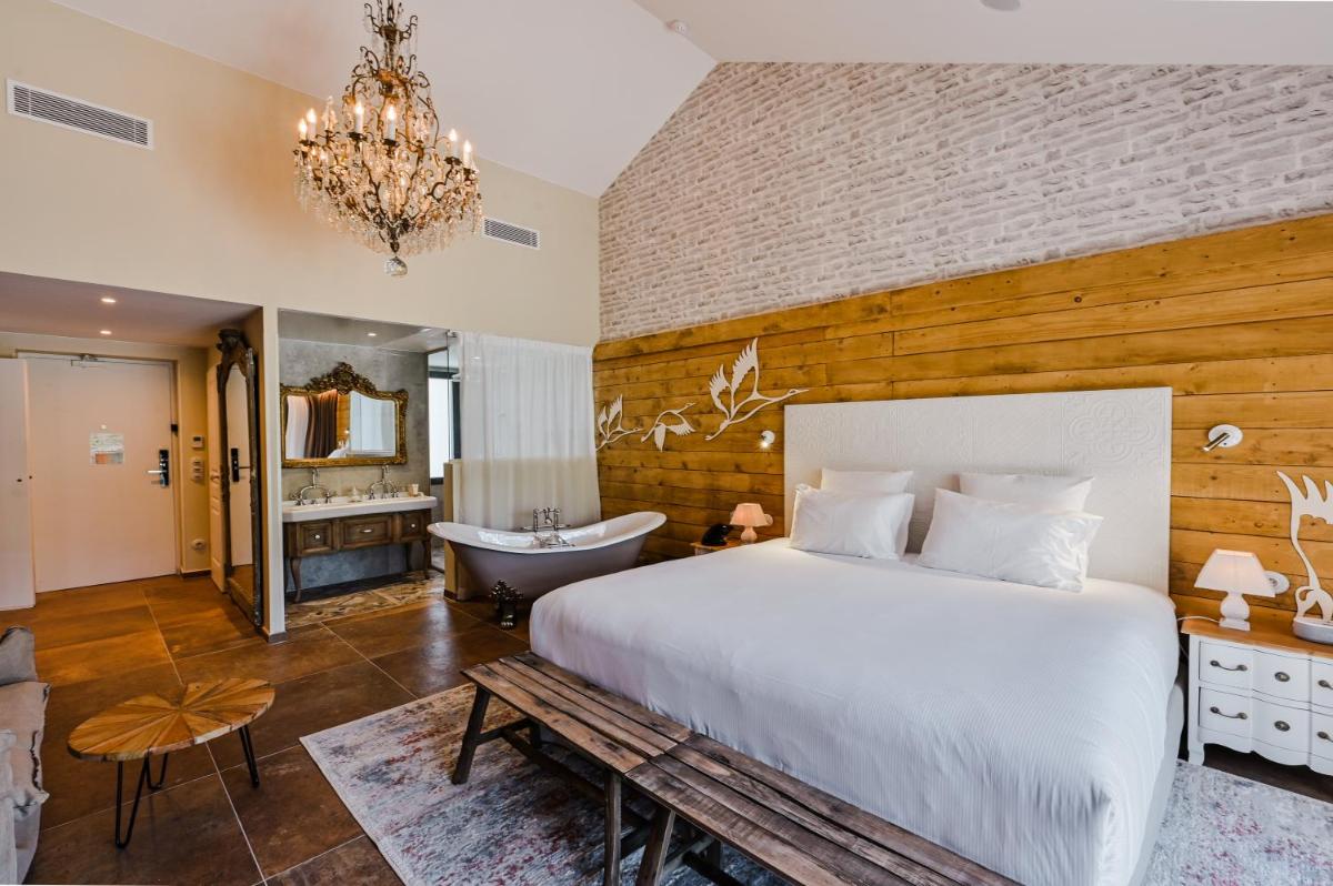 Un ou plusieurs lits dans un hébergement de l'établissement Le Hameau Des Pesquiers Ecolodge & Spa, Curio Collection By Hilton
