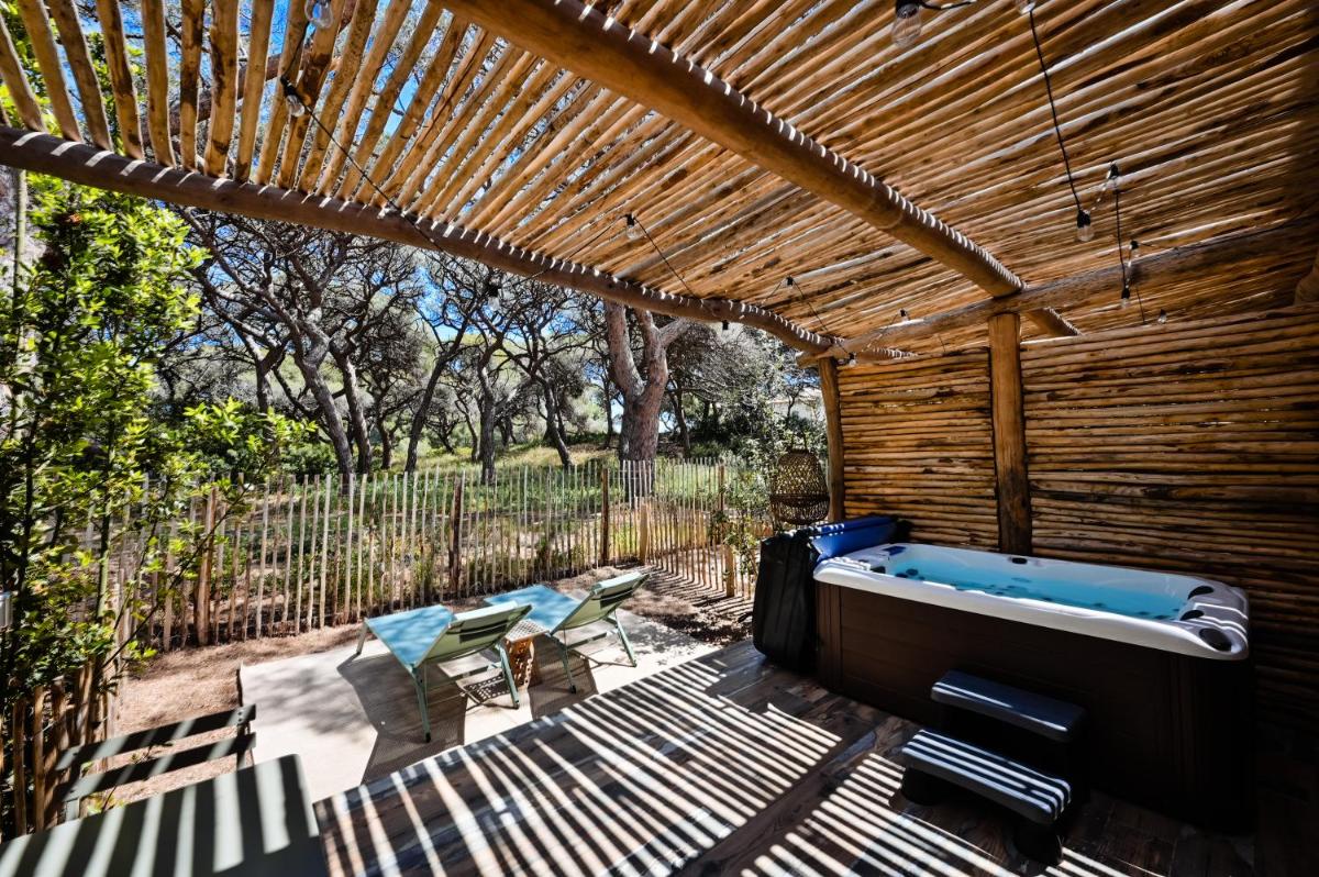 Jardin de l'établissement Le Hameau Des Pesquiers Ecolodge & Spa, Curio Collection By Hilton