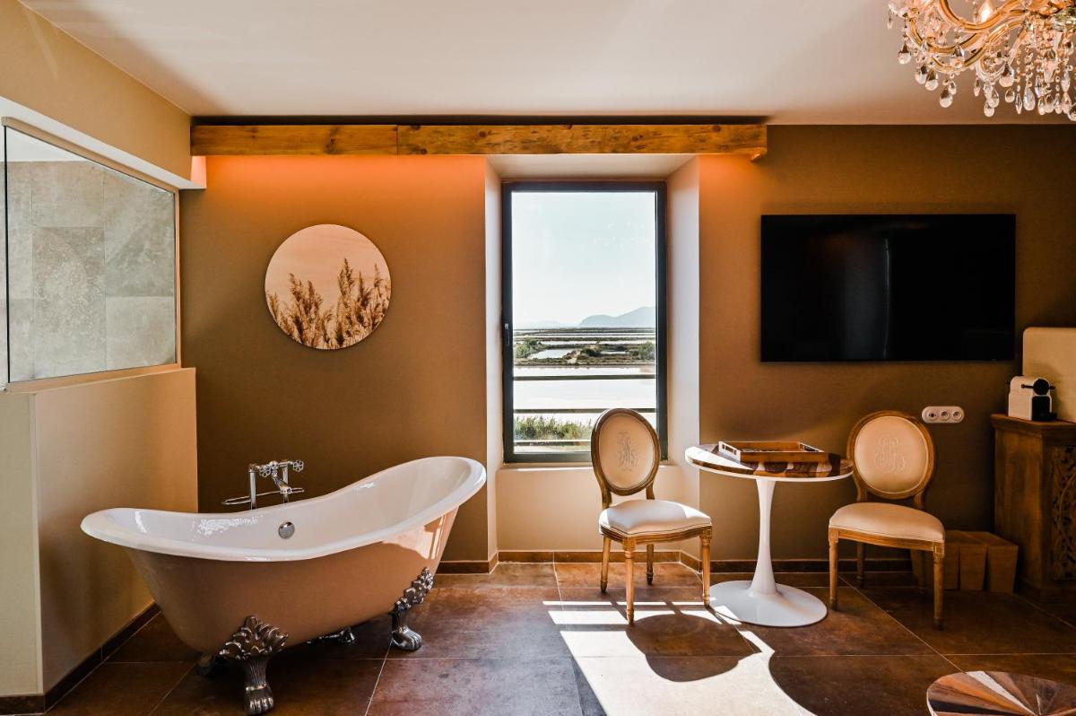 Salle de bains dans l'établissement Le Hameau Des Pesquiers Ecolodge & Spa, Curio Collection By Hilton