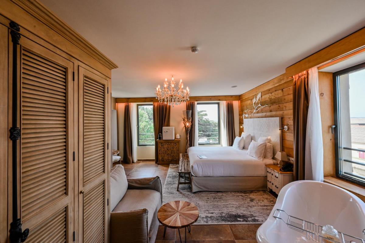 Un ou plusieurs lits dans un hébergement de l'établissement Le Hameau Des Pesquiers Ecolodge & Spa, Curio Collection By Hilton