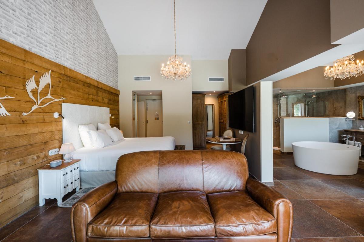 Un ou plusieurs lits dans un hébergement de l'établissement Le Hameau Des Pesquiers Ecolodge & Spa, Curio Collection By Hilton