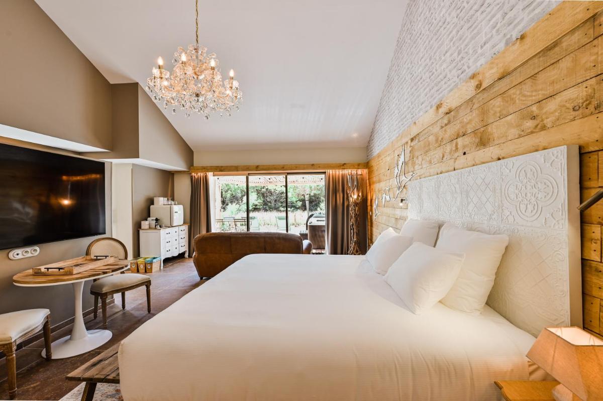 Un ou plusieurs lits dans un hébergement de l'établissement Le Hameau Des Pesquiers Ecolodge & Spa, Curio Collection By Hilton