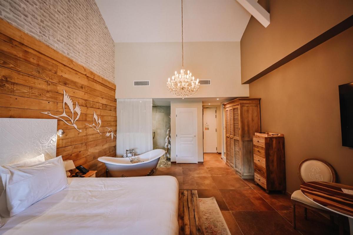 Un ou plusieurs lits dans un hébergement de l'établissement Le Hameau Des Pesquiers Ecolodge & Spa, Curio Collection By Hilton