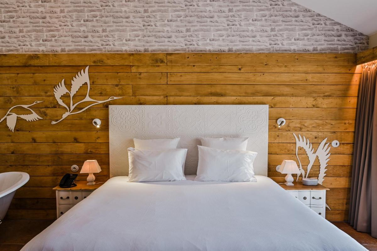 Un ou plusieurs lits dans un hébergement de l'établissement Le Hameau Des Pesquiers Ecolodge & Spa, Curio Collection By Hilton