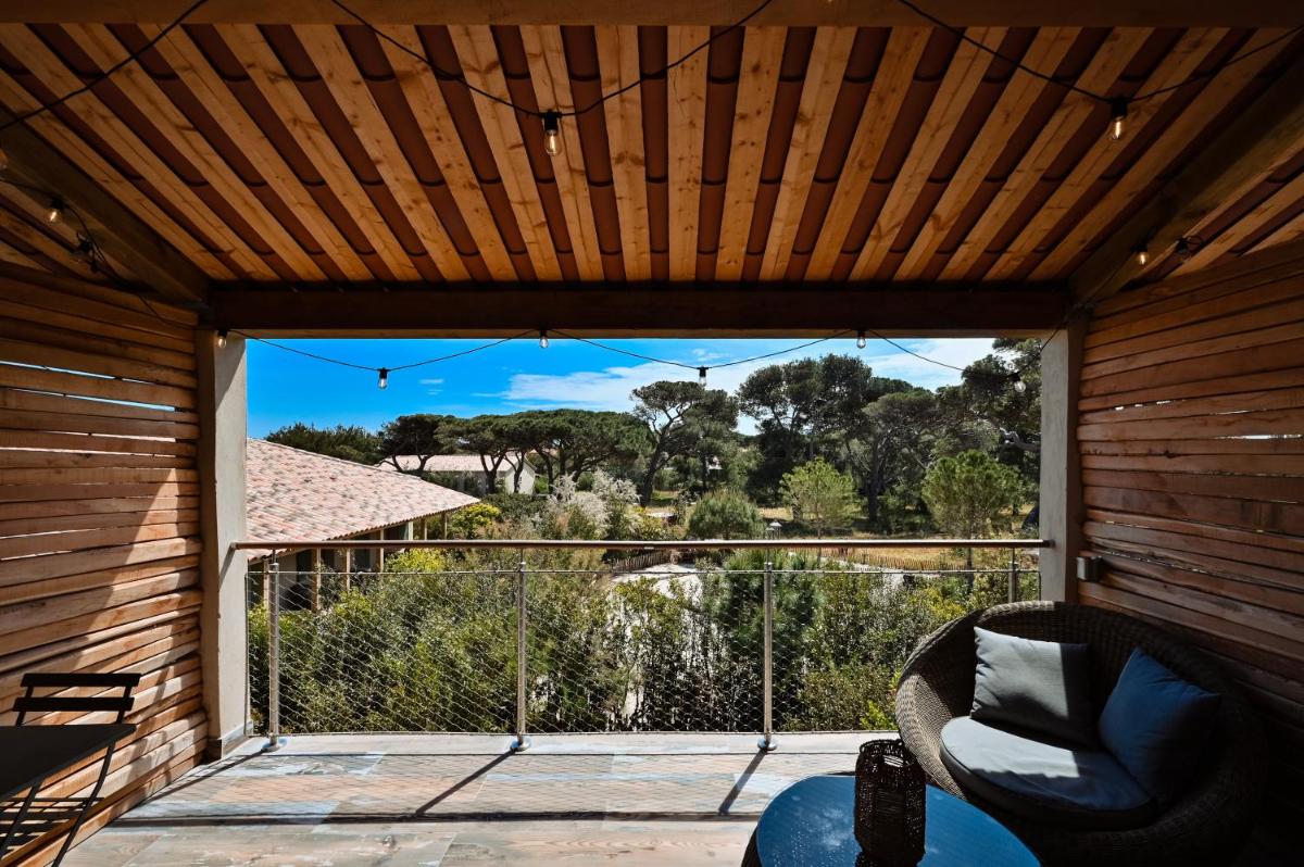 Balcon ou terrasse dans l'établissement Le Hameau Des Pesquiers Ecolodge & Spa, Curio Collection By Hilton