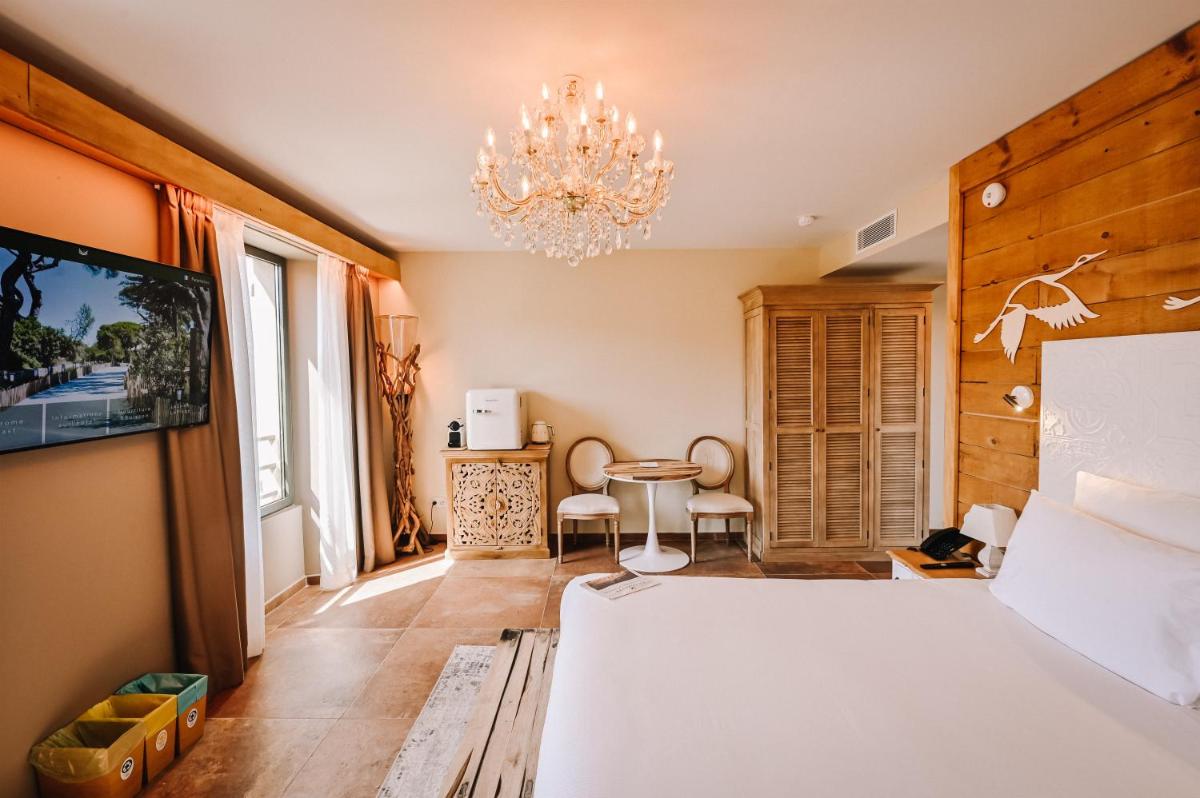 Un ou plusieurs lits dans un hébergement de l'établissement Le Hameau Des Pesquiers Ecolodge & Spa, Curio Collection By Hilton