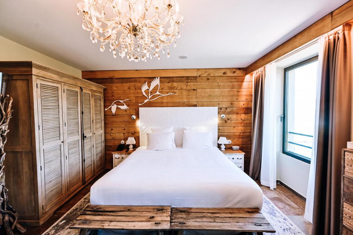 Un ou plusieurs lits dans un hébergement de l'établissement Le Hameau Des Pesquiers Ecolodge & Spa, Curio Collection By Hilton