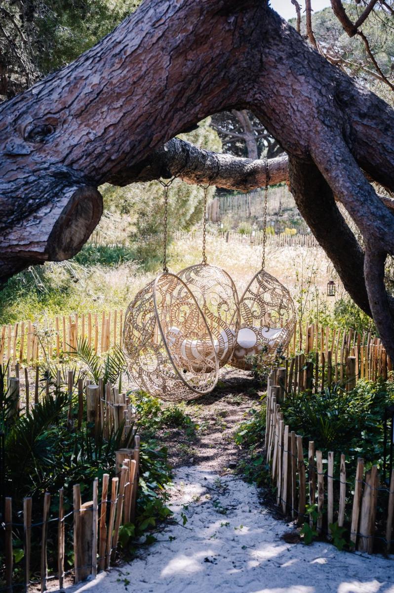 Jardin de l'établissement Le Hameau Des Pesquiers Ecolodge & Spa, Curio Collection By Hilton