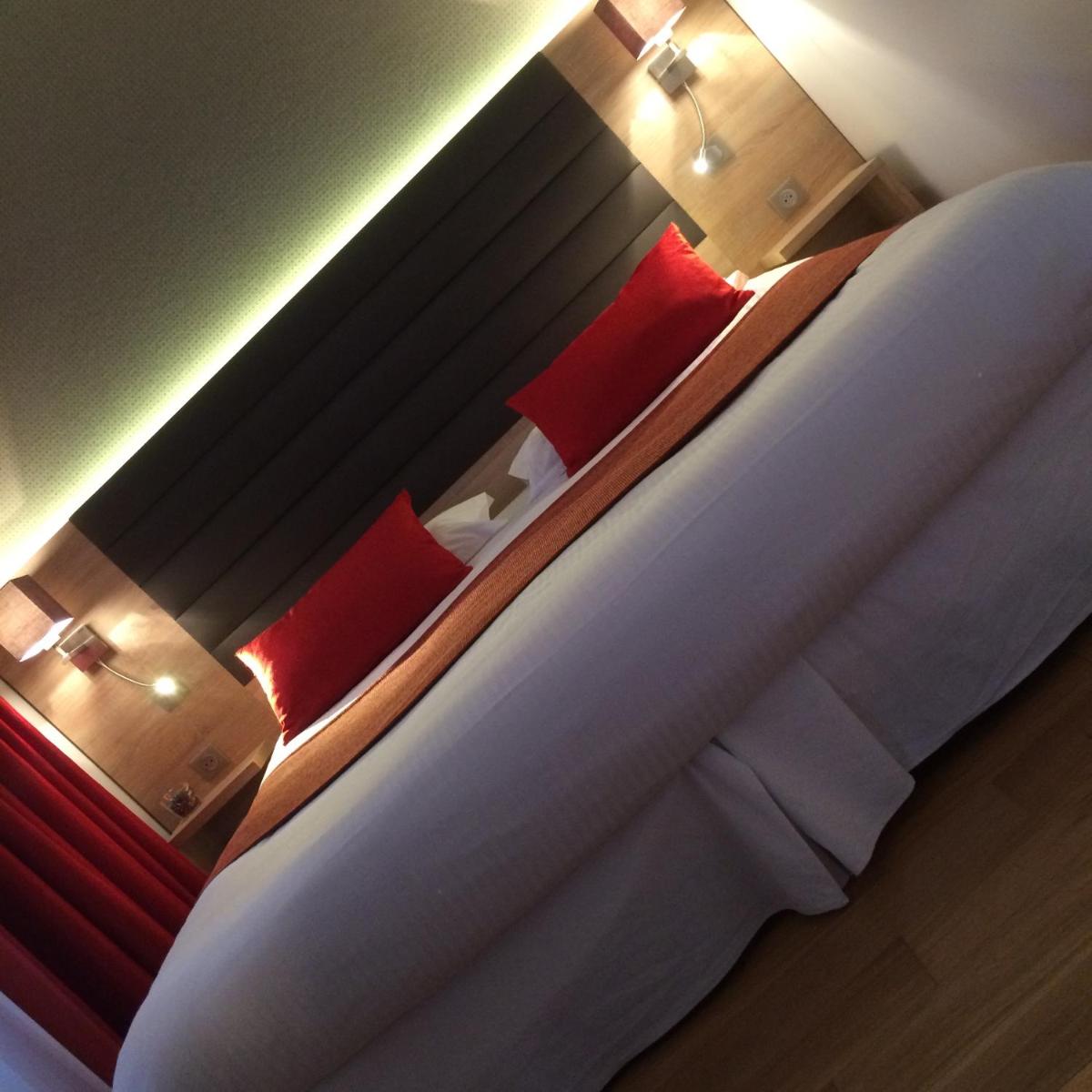 Un ou plusieurs lits dans un hébergement de l'établissement Hôtel Lutétia & Spa