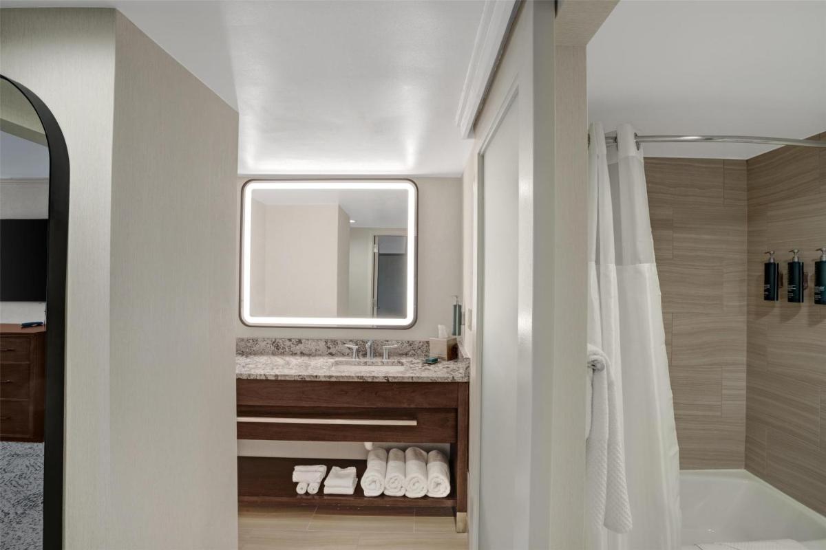 Hilton Arlington National Landing - Housity