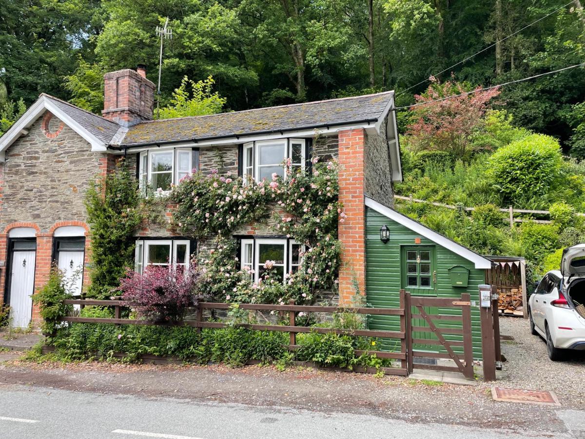200 year old Gardener's cottage, Mid Wales - Housity