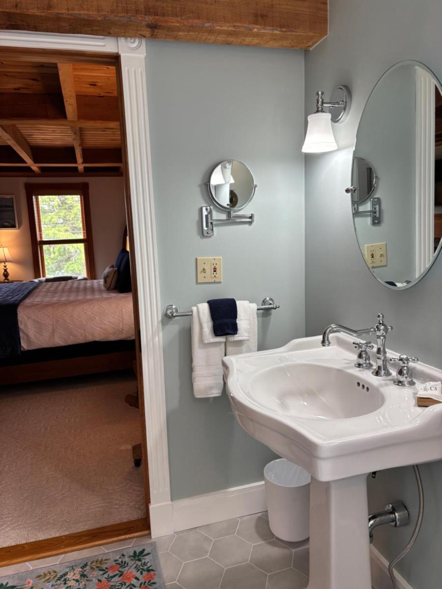 Spouter Inn Bed & Breakfast - Housity