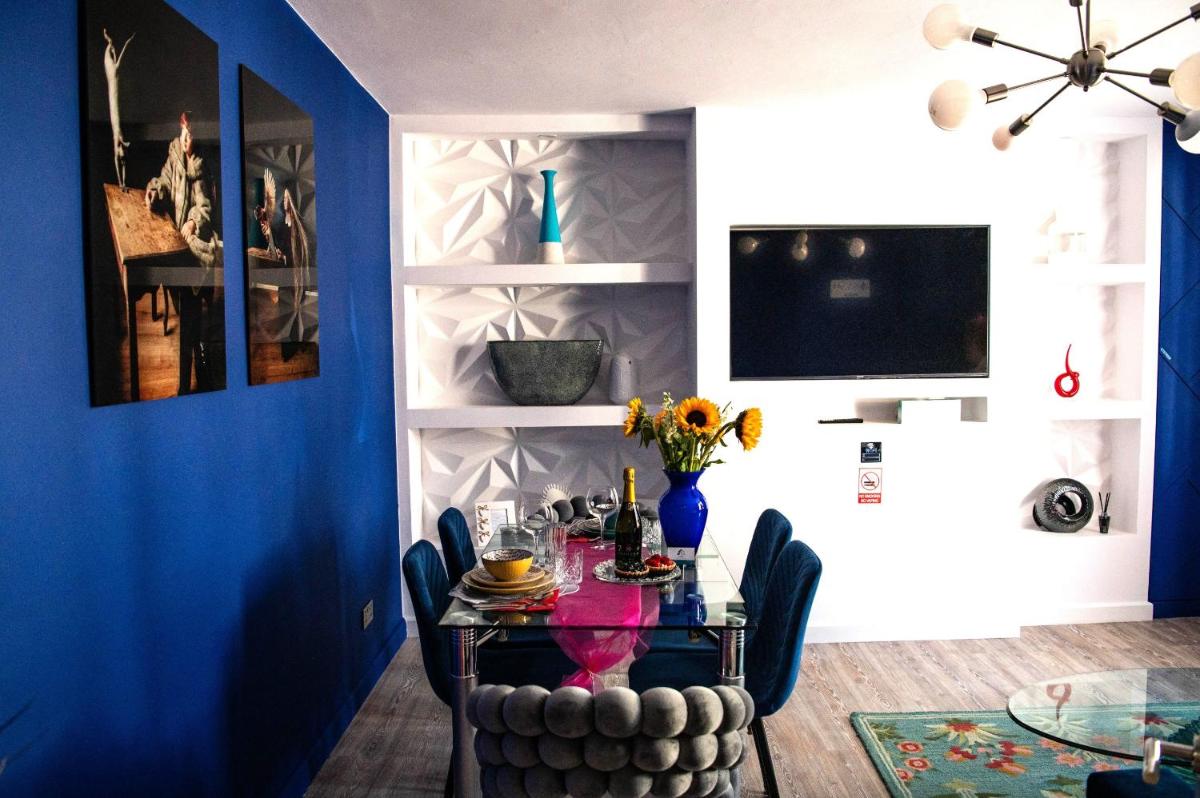 ApArt 2 Luxury 3BR Apartment Free Parking Sleeps 6 - Housity