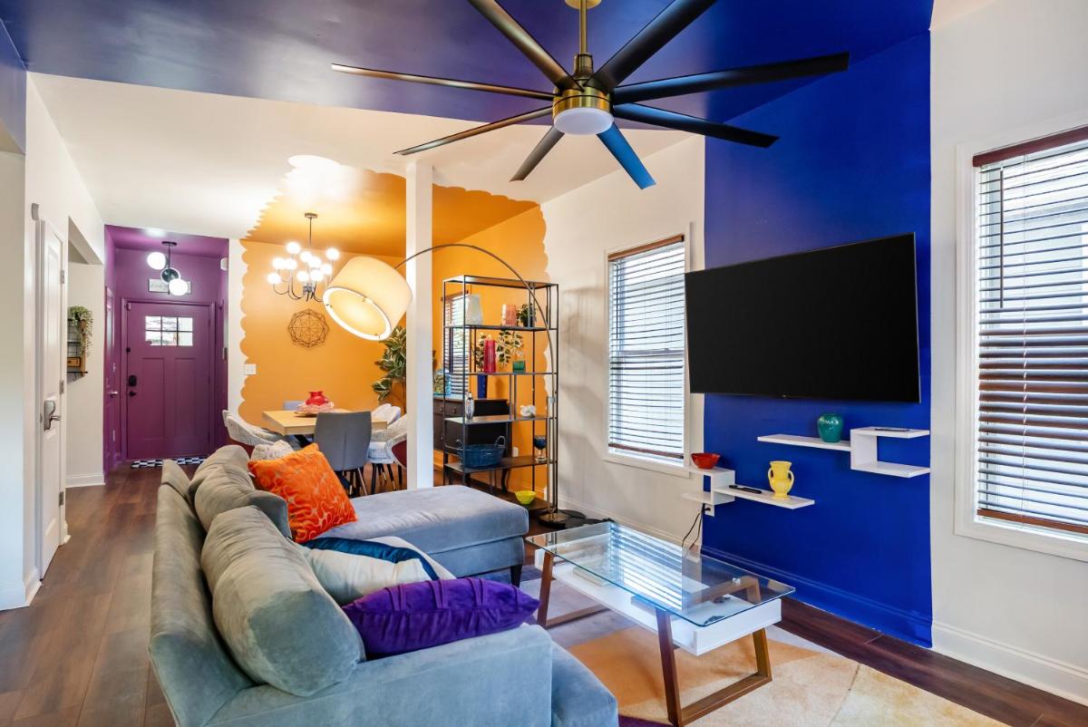 Stylish stay! 8 min from Mercedes Benz Stadium - Housity