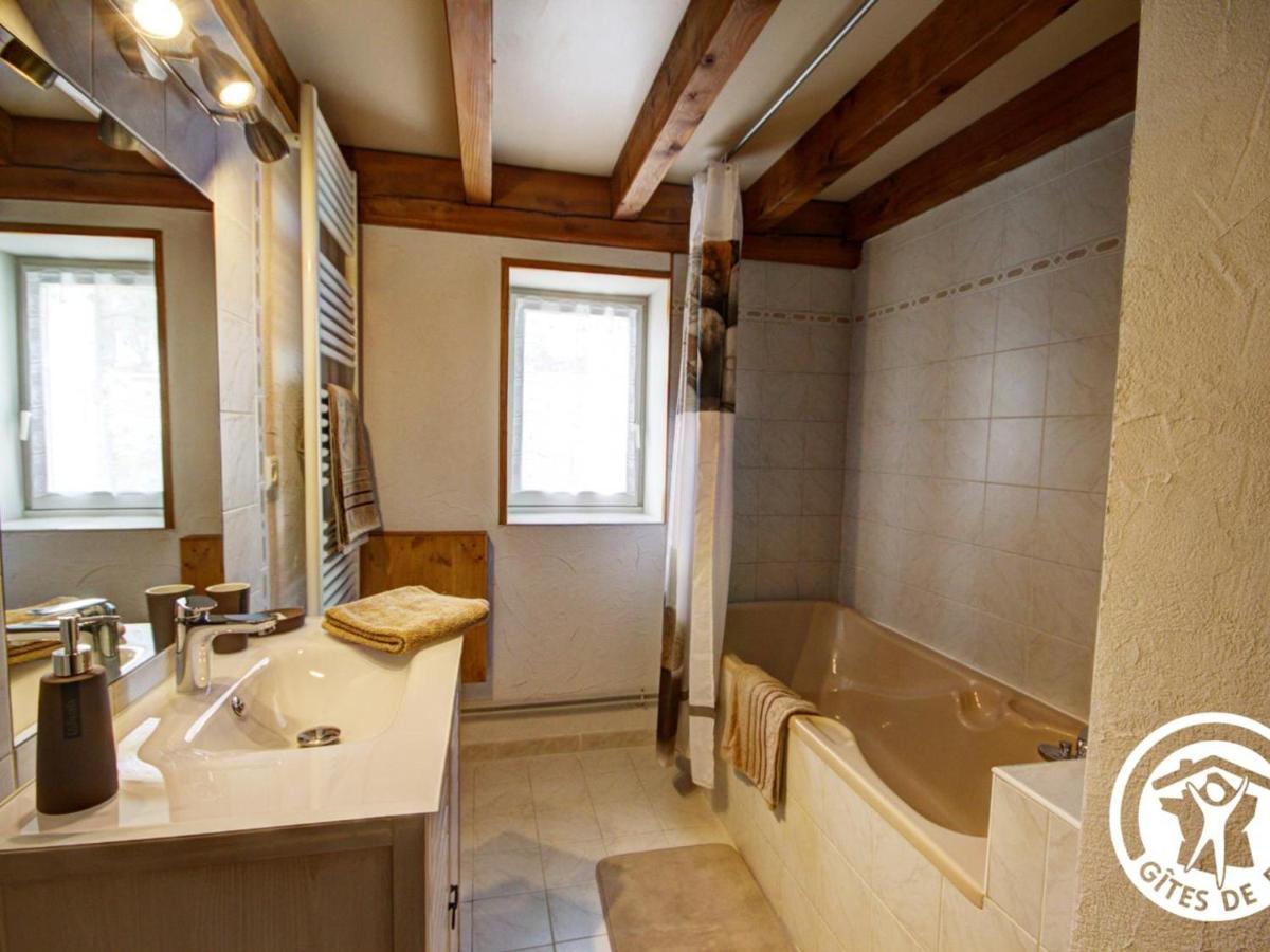 Gîte Les Hortensias à Pralong - Charme et Confort pour 4 Pers avec Internet - FR-1-496-117 - Housity