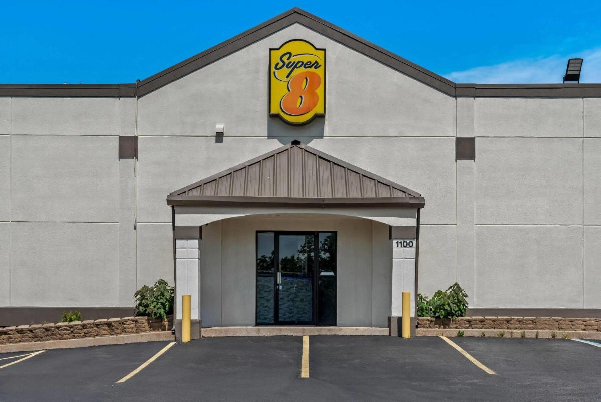 Super 8 by Wyndham Brownsburg - Housity