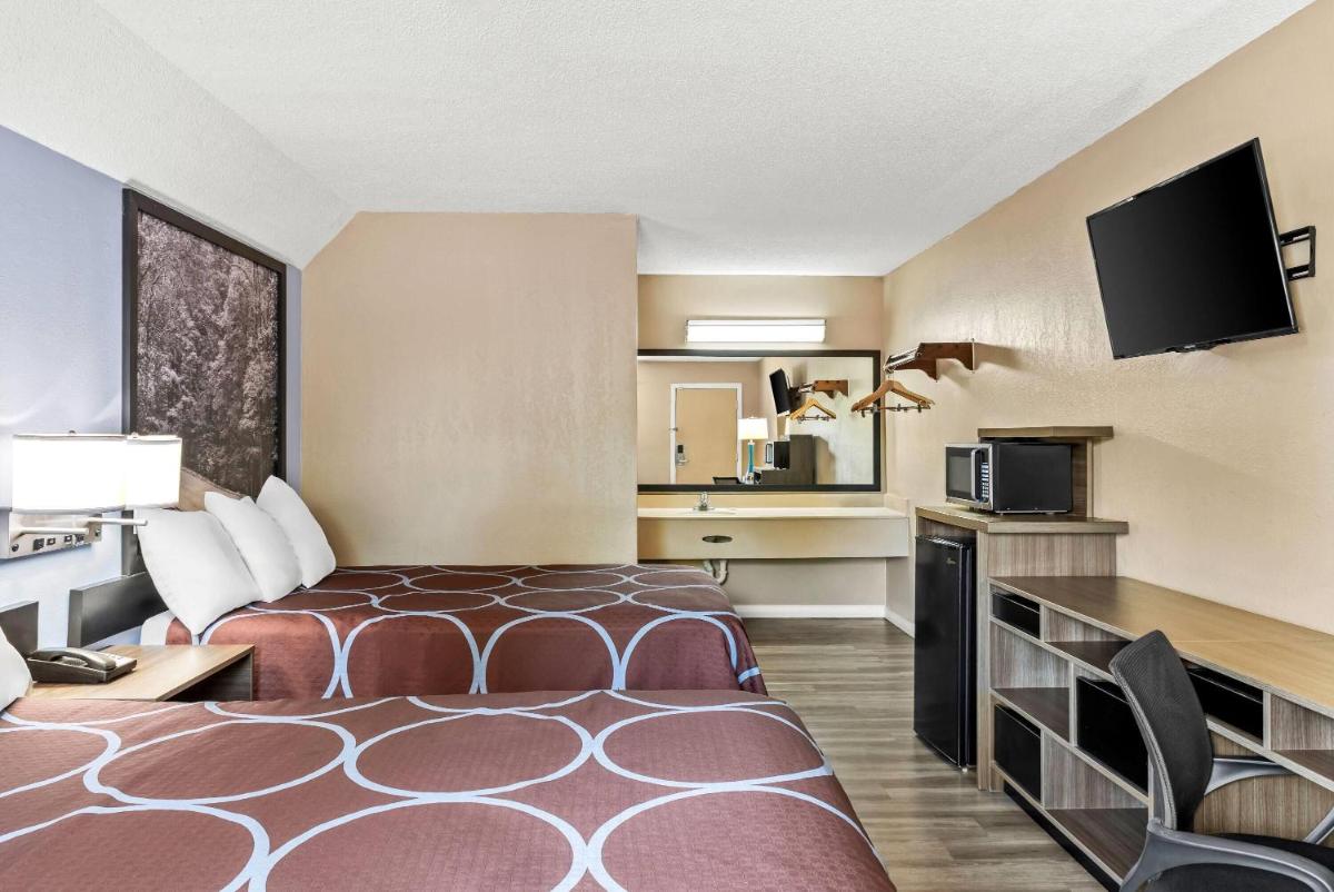 Super 8 by Wyndham Brownsburg - Housity
